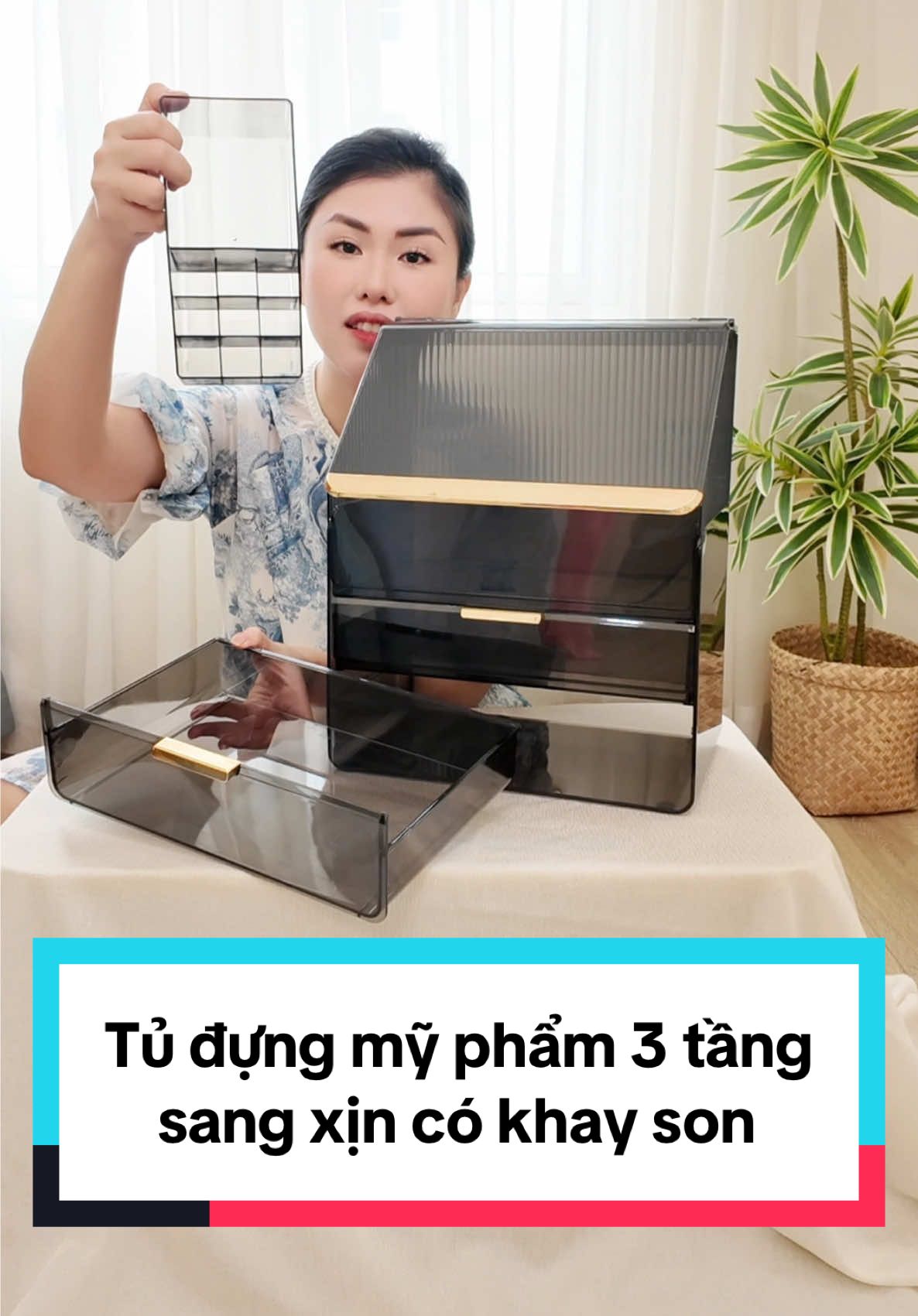 Nhận hàng nguyên tủ lắp sẵn rồi nên ưng lắm nha mấy bà. Màu đen đựng kín đáo mà nó sang nữa. #tudungmypham #hopdungmypham #hopdungdomakeup #tudungnuochoa #mymupreview