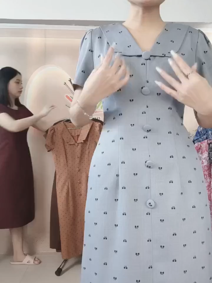 Đầm cổ vest  sang trọng lịch sự này. Đặc biệt form suông che gọn dáng cùng tông màu tôn da sáng#damsuong #damtrungnien #thoitrangxinh