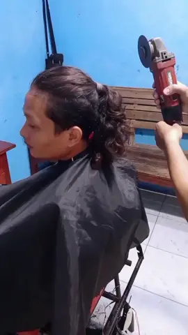 motong rambut pakai gunting❌ Montong rambut pakai gerinda✅ 🤣🤣 #fypシ #core #mentality #fyp 