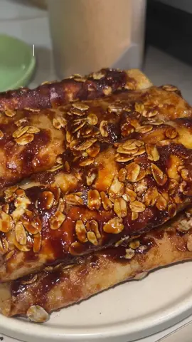 Filipino Turon just got a glow-up 💫 Made with saging na saba, rolled oats, coconut sugar, and a cherry glaze 🍒✨ It’s crispy on the outside, naturally sweet inside — a snack you’ll love guilt-free! 💚 Drop a 🍌 if you’re adding this to your must-try list! #nutrifinds #HealthyTuron #BananaTuron #HealthyDessert #NutrifindsRecipes #FilipinoSnacks 