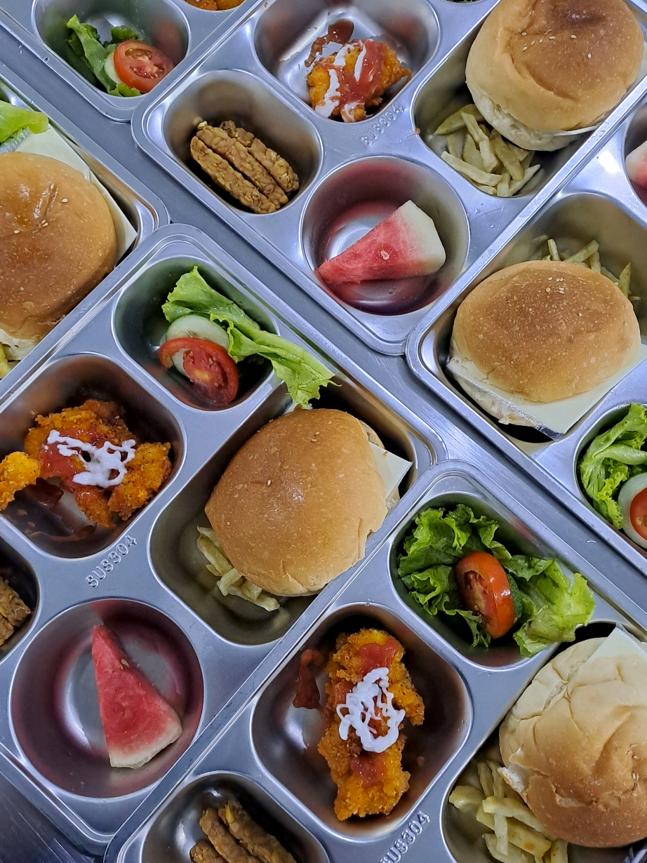 Menu hari ini burger 🍔 sesuai request dari adik-adik 🎉. Belajar yang rajin yaa, masa depan cerah sudah menanti 📚✨ #MakanBergiziGratis #SPPG #MenuHariIni #BurgerTime #SemangatBelajar 