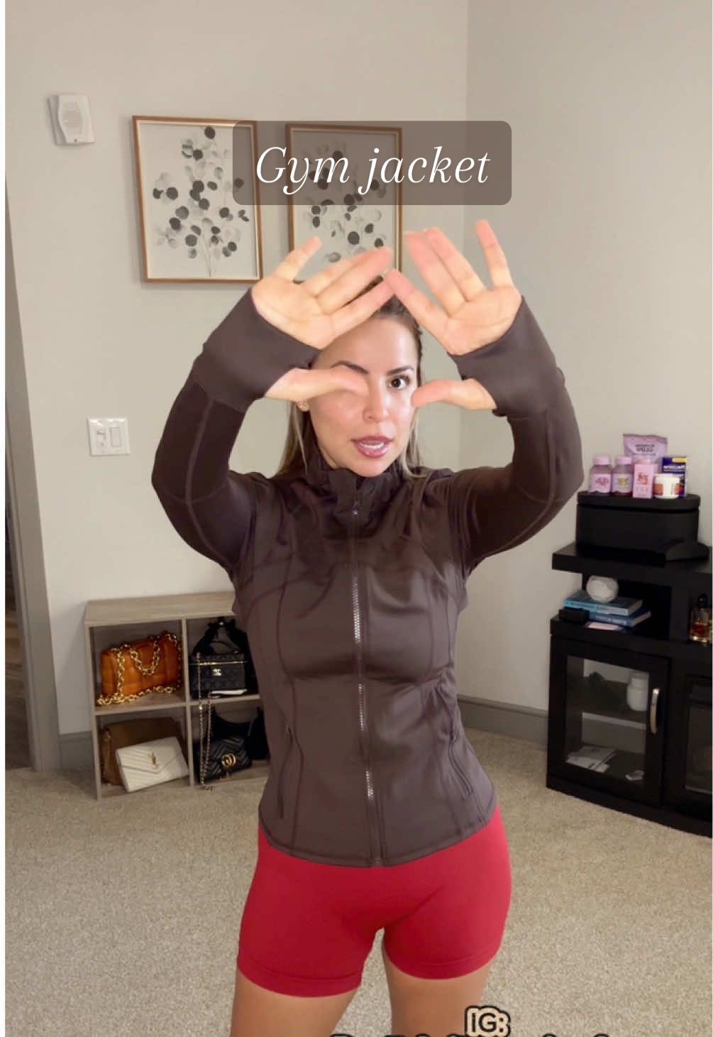 Este jacket para el gym viene perfecto para este fall! Ese color marroncito me encataa! El material arma super lindo, debí pedirmelo en mi talla habitual:( #gymjacket #gymoutfit #gymclothes 