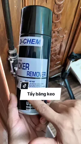 Vệ sinh vết băng keo và nhựa đường Dchem khá an toàn không ảnh hưởng đến bề mặt. #taybangkeo #taybangdinh #taynhuaduongoto 