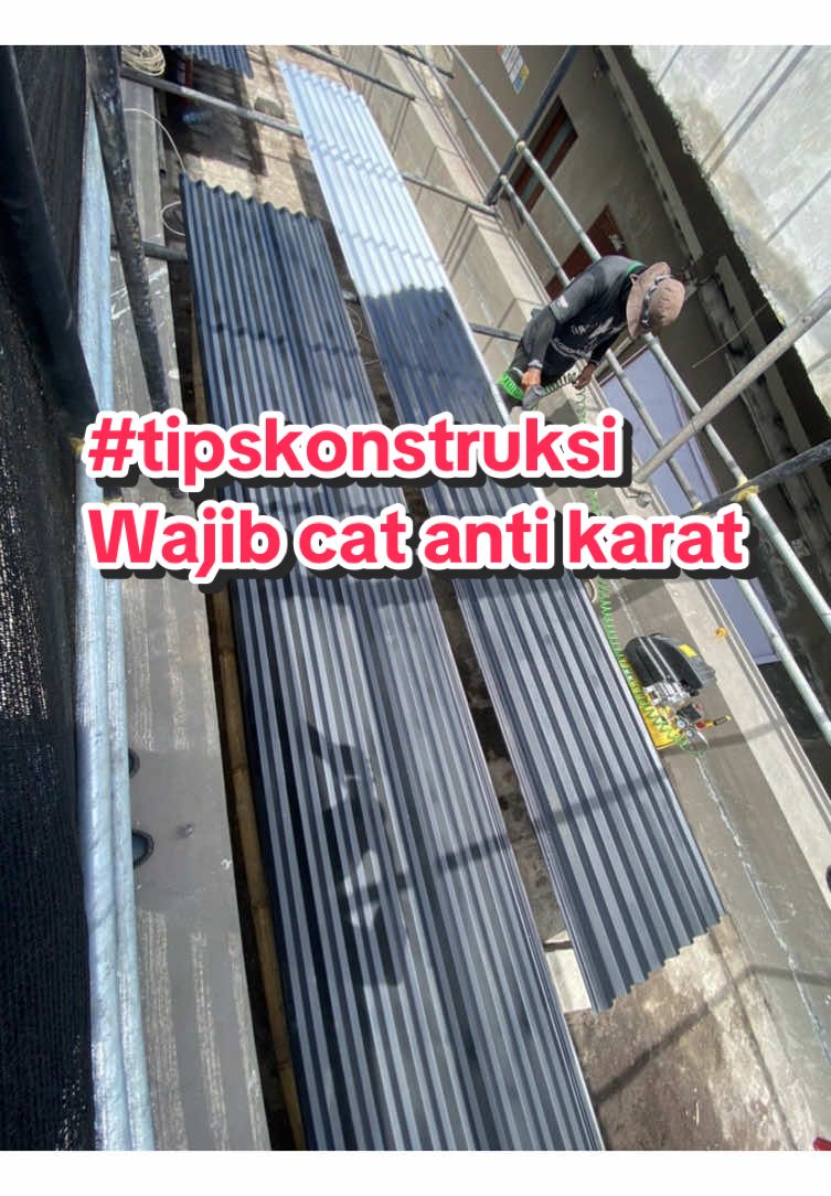 Manfaat cat Zinchromate👇 	1.	Anti karat → melindungi permukaan besi/baja dari oksidasi & karat. 	2.	Daya lekat kuat → membuat cat finishing menempel lebih baik. 	3.	Tahan lama → memperpanjang usia material logam di luar ruangan. 	4.	Perlindungan ekstra → cocok untuk area lembap, pinggir pantai, atau lingkungan korosif. 	5.	Serbaguna → bisa diaplikasikan pada rangka baja, pagar besi, tangga, hingga konstruksi kapal. #ManajemenKonstruksi #tipskonstruksi #TipsBangunRumah 