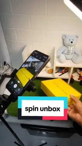 easy unbox เปิดกล่องให้ดูน่าสนใจด้วยการหมุนกล่องแบบง่ายๆ ภาพที่ออกมาก็จะประมาณนี้ครับ อาจจะนำไปใช้เป็นแนวทางในการรีวิวสินค้าให้น่าสนใจตอนเปิดคลิปก็ได้ครับ #มุมถ่ายรูป #ถ่ายคลิป #ถ่ายสินค้า 