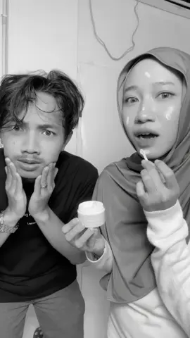 TIPE cowo pakai #daycreamExtraglow tu emang kaya gini ya???🙂‍↕️ bisa secepet itu, padahal pakai pelan2 aja ya biar meresap dengan baik🫣 Cung siapa yang pakai nya sama kaya MinBes versi cowok?🙂‍↔️🙏🏻 #nbs #nbsskincare #nbsglowing #nbsultimate 