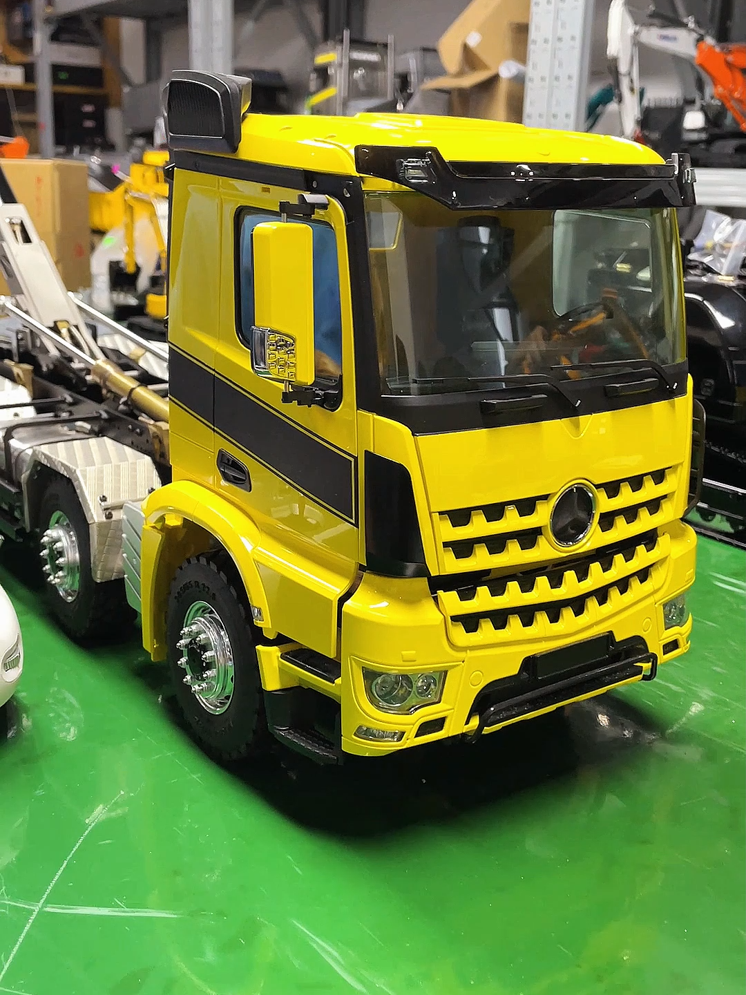 HYDRAULIC MAINTENANCE TIME! 🔧 Showing you how to change oil on this MASSIVE LESU 1/14 Hydraulic RC Dump Truck! That metal construction makes maintenance so satisfying! Who's doing their own fluid changes? 👀  #RCModel #ToucanRCHobby #RCMaintenance #HowToRC #DIYRC #Satisfying #RCModel #toucanhobby #RCConstruction #RCLife #RealisticRC