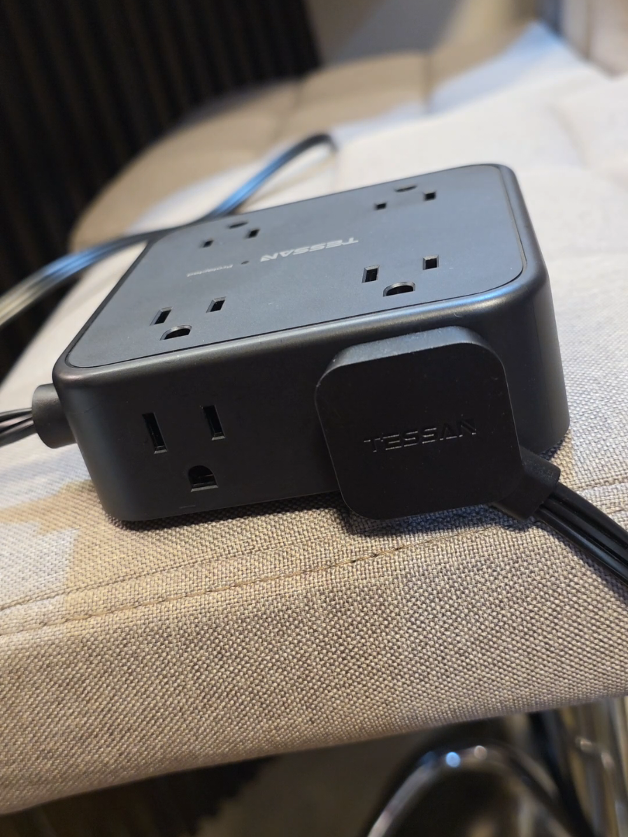 may nanalo na sa mga power strip.. #tessan #powerstrip #surgeprotector #extension #outlet 