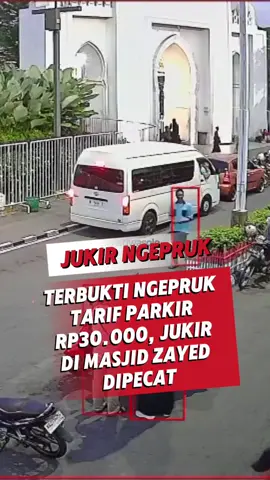 SOLO, PeristiwaSolo.com – Dinas Perhubungan (Dishub) Solo mengambil langkah tegas dengan memecat seorang juru parkir (jukir) yang kedapatan menarik tarif ngepruk di kawasan Masjid Raya Sheikh Zayed Solo. Oknum jukir berinisial J tersebut dikenakan sanksi pemecatan karena terbukti melakukan penarikan harga di luar aturan yang berlaku. Kepala UPTD Perparkiran Dishub Solo, Haryono mengatakan, pihaknya telah memanggil J pada Rabu (10/9/2025) malam. Pemanggilan ini disaksikan langsung oleh perwakilan paguyuban parkir dan takmir Masjid Zayed. Selengkapnya hanya di portal berita dan informasi PERISTIWASOLO.COM #solo #peristiwasolo #informasi #parkir #zayed 