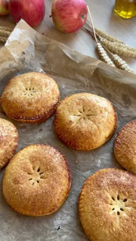 Быстрые яблочные пирожки 🍎 Начался сезон яблок, и вот простая идея, какую необычную и вкусную выпечку с ними приготовить. Вы же тоже уже представили себе аромат яблок, мёда и корицы на кухне?.. Тогда давайте скорее готовить! Ингредиенты: Яблоки  – 4 шт. Тесто слоёное дрожжевое на сливочном масле – 500 г Корица молотая – 1 ч. л. Мёд  –  по вкусу Сахар тростниковый – 5 ст. л. Кукурузный крахмал – 1 неполная ст. л. Желток для румяной корочки  1. Пока тесто размораживается, давайте приготовим начинку для пирожков. Яблоки нарезаем мелкими кубиками, отправляем в сотейник или сковороду, добавляем сахар и корицу, тушим пару минут и, когда сахар растворился, добавляем разведенный в 2 столовых ложках воды крахмал. Готовим ещё пару минут до загустения.  2. Тесто немного раскатываем и вырезаем кружочки. На основу выкладываем ложку начинки и сверху накрываем вторым кружочком, заранее можно сделать надрезы сверху. Прижимаем сначала края пальчиками, а затем вилкой. Смазываем пирожки желтком и присыпаем сахаром для хрустящей корочки. 3. Отправляем в разогретую до 175 °C  с конвекцией или 180 °C без конвекции духовку на 15-20 минут. Слойки должны хорошо подрумяниться и подняться. Приятного аппетита 🥰 #Recipe #pies #apples #pie #dessert 