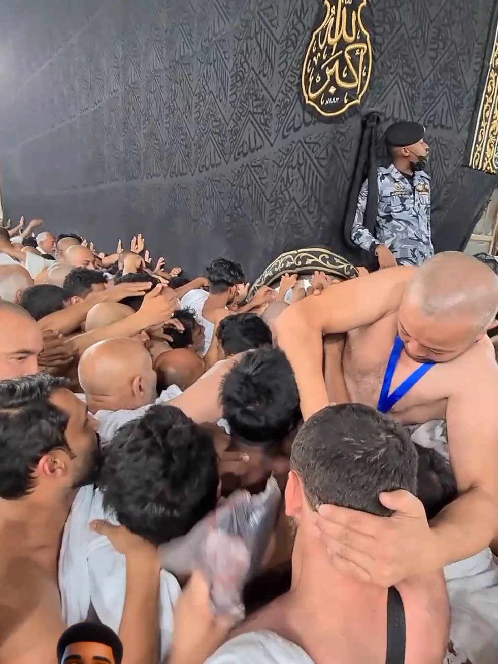 Sirrin Hajarul Aswad – Dutse daga Aljanna Ka san cewa Hajarul Aswad dutse ne daga aljanna wanda ya sauko duniya fari kamar madubi, amma zunuban mutane suka rufe shi ya koma baƙi? Wannan shi ne ɗaya daga cikin manyan abubuwan mamaki a tarihin Ka’aba. #HajarulAswad #Kaaba #Makka #Madina #SirrinKaaba 