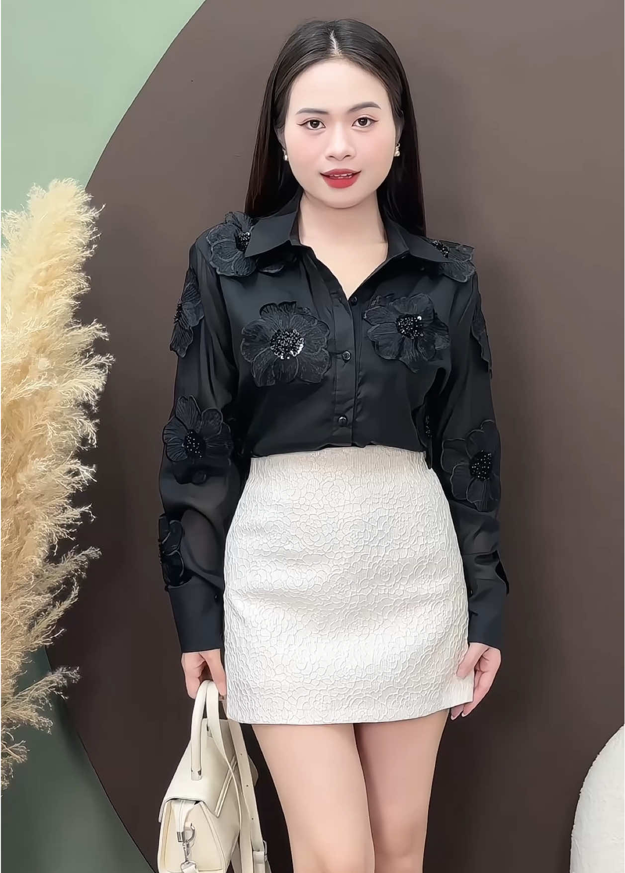 Mặc sơ mi thôi, mà toát lên cái vibe phú bà luôn ạ.V