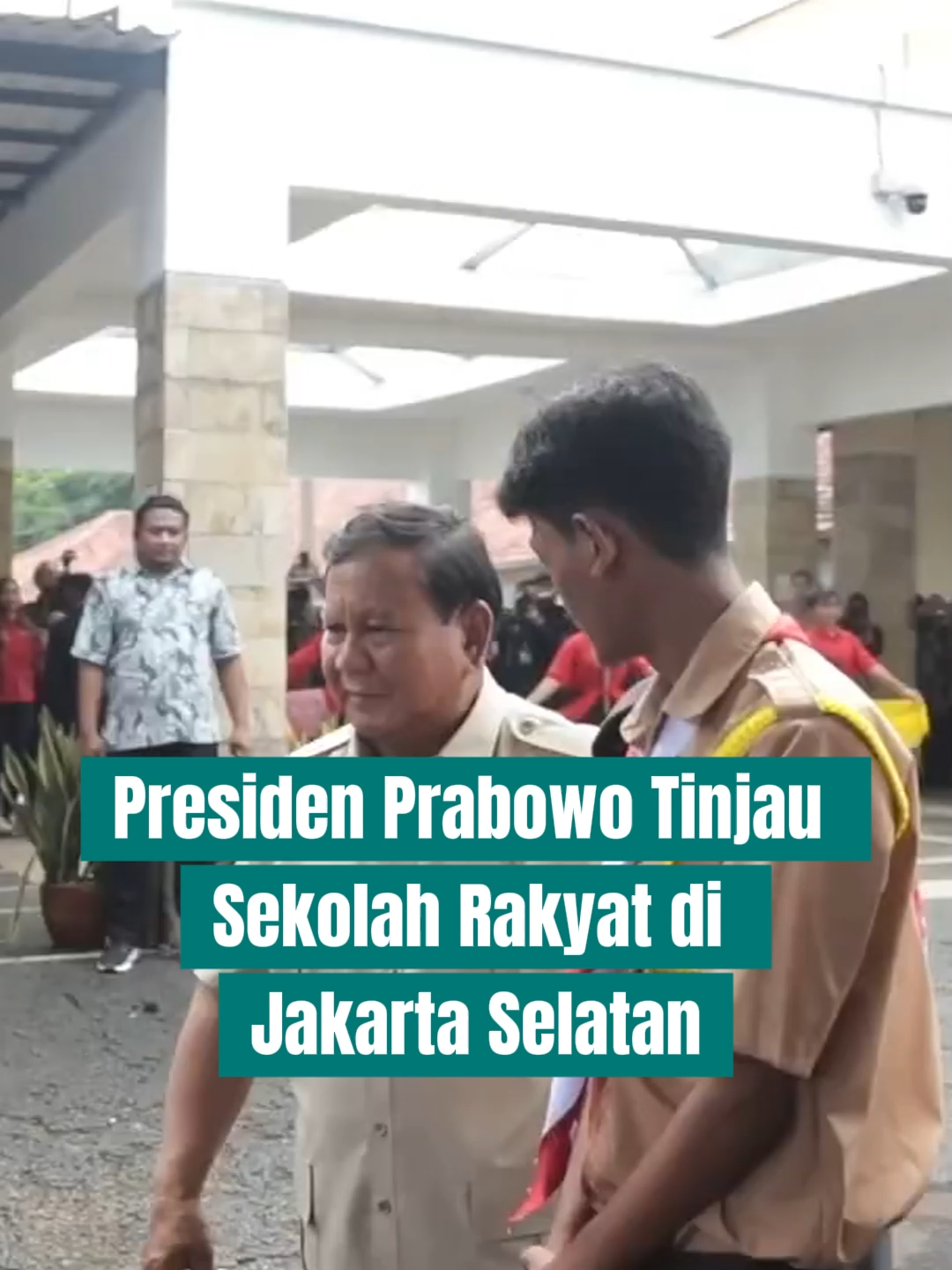 Presiden Prabowo Subianto meninjau langsung Sekolah Rakyat di Jakarta Selatan. Kunjungan ini merupakan wujud komitmennya terhadap pemerataan pendidikan.