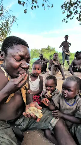 Chaaba, can you count how many children there are after eating and feeding them#hadzabetribe #foryoupage #FoodLover #chaaba #cooking 