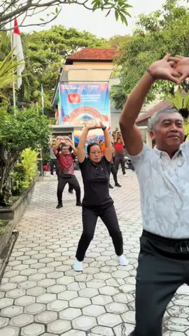 #SahabatBapeda👋🏻, pagi ini (12/9) Bapeda Kabupaten Karangasem melaksanakan senam pagi bersama, dilanjutkan pengarahan oleh Plt. Kepala Bapeda, I Gusti Bagus Widiantara, ST., M.Si.  Beberapa point penting yang menjadi penekanan dalam arahan yaitu terkait disiplin, peningkatan kinerja,  serapan anggaran, serta terkait kebersamaan dan suka duka. Setelah itu, kegiatan berlanjut dengan bersih-bersih kantor. 🌱✨ Pagi penuh energi, siang penuh aksi! Senam bareng ➡️ Bugar 💪 Bersih kantor ➡️ Segar 🌱 Yuk, jaga kesehatan & kebersihan bersama! 🙌🤩 #SehatBersama#BapedaBersih#BapedaSehat#KarangasemAgung