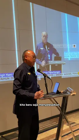 Tangerang (11/09/2025) Direktorat Jenderal Perhubungan Udara, Kementerian Perhubungan, menyelenggarakan Pertemuan Komite Nasional Keamanan Penerbangan (KNKP) Ke-2 Tahun 2025 kini memegang peranan penting dalam mendukung konektivitas logistik nasional maupun internasional, terutama di tengah pesatnya pertumbuhan e-commerce dan digitalisasi perdagangan. Pertemuan KNKP ke-2 ini diarahkan untuk Menyatukan visi nasional dalam pengamanan kargo udara. Mengevaluasi efektivitas regulasi serta memastikan kepatuhan terhadap standar internasional ICAO Annex 17 dan Annex 9. #SelamatAmanNyaman #LewatUdara #MenghubungkanIndonesia #BaktiTransportasiUntukNegeri @Dit. Keamanan Penerbangan 