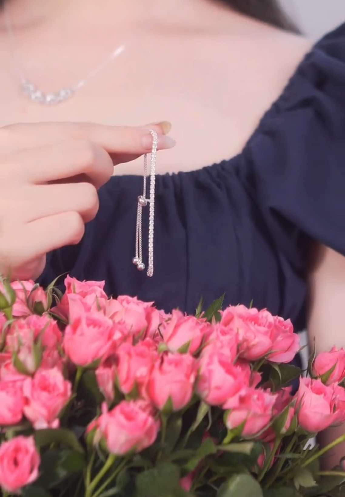 Set trang sức bạc TLEE SQ004 với thiết kế đính đá cao cấp, tinh tế và sang trọng. Món quà ý nghĩa gửi trao yêu thương, làm dịu ngọt mọi khoảnh khắc đặc biệt bên nàng  💖🎁. #daychuyenbactlee #lactaybactlee #trangsuc #khuyentaibactlee #tleejewelry 