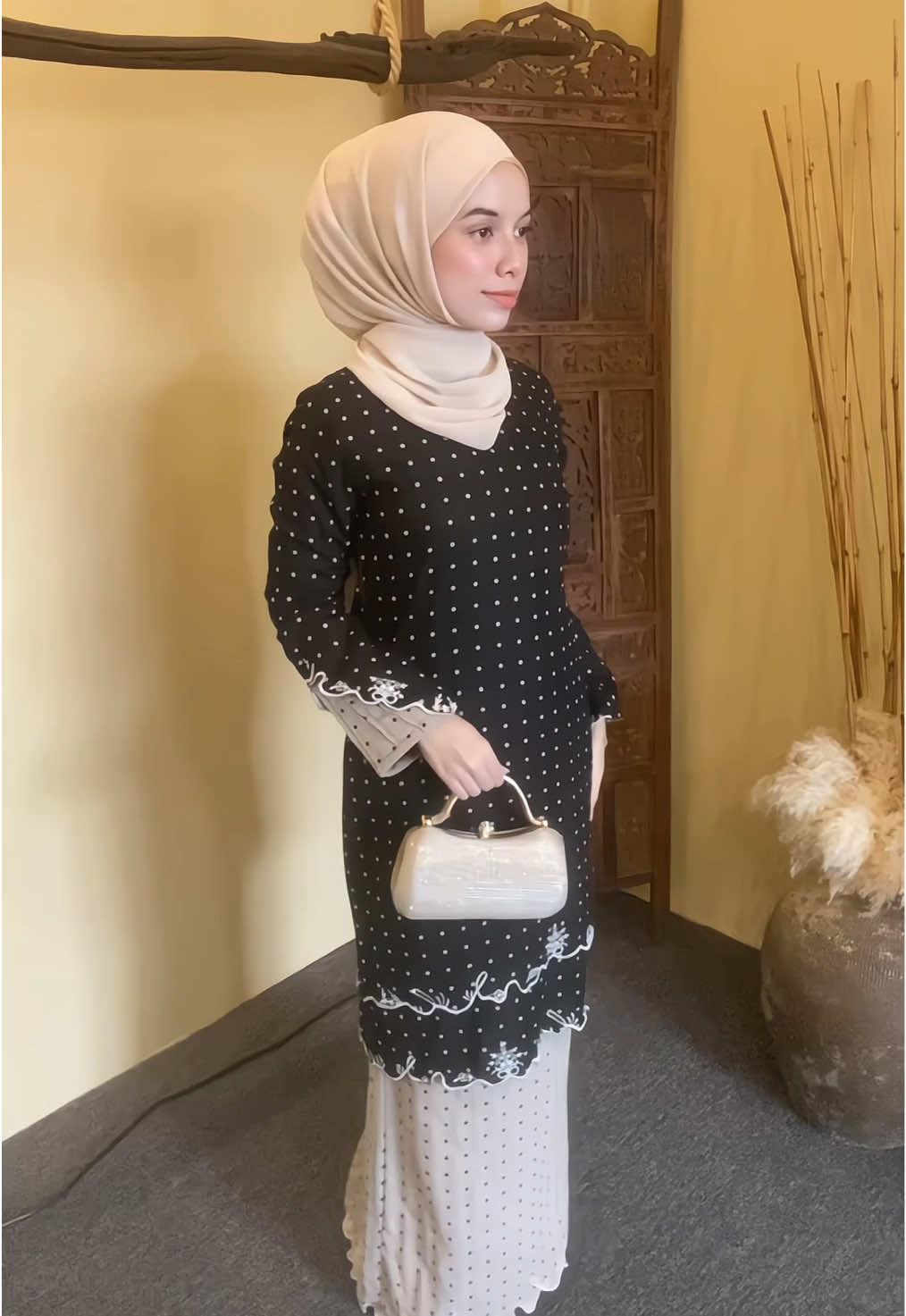 Hello lovelies!🖤 indah julia in the code black still lagi avb lagi okay? Y'all yang manai nak cari baju pergi wedding/class/office/dinner or pakai untuk daily wear pon boleh😉 #fyp #asikinahmad #asikinahmadkb #xybca #kurungviral 