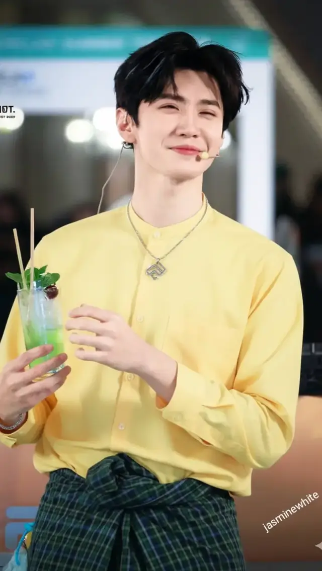 CZY💙 ယူတို့ကိုကို 💜AI နဲ့လုပ်ထားတဲ့ပုံလေးတေ ယူချင်တယ်ဆိုလို့အဆင်ပြေသလိုsaveပါ☺..#edit ​ပြန်တင်တာတွေ့လို့ပါ ကိုယ်ဟာကိုပုံလုပ်တင်ပါ🤗.ပုဆိုးမှာအိတ်ကပ်ပါတာကidolကဘောင်းဘီအိတ်ကပ်ထဲလက်ထည့်ထားလို့ပါ.😁အ့လာပြောဒါ.#ပုဆိုးလေးနဲ့အရမ်းပဲမိုက်တယ်ကိုကိုရယ် #chenzheyuan #chenzheyuan陈哲远 #ချန်ကျယ်ယွမ် 