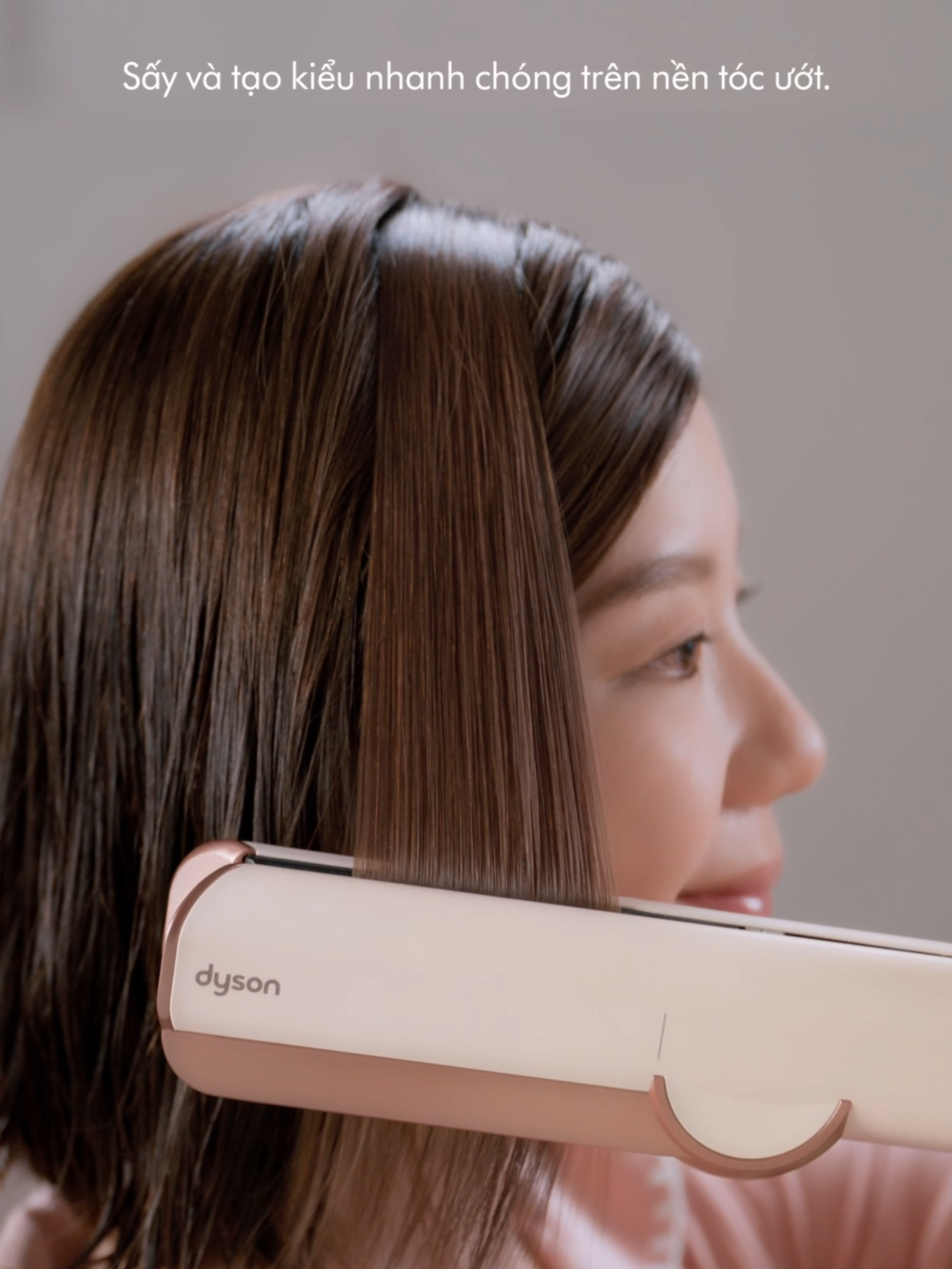 Bận rộn với lịch trình dày đặc khiến bạn ít có thời gian chăm sóc bản thân? Đừng lo, đã có Dyson Airstrait™  – giải pháp tạo kiểu nhanh chóng và nhẹ nhàng. Từ ướt đến khô chỉ trong tích tắc, cho mái tóc suôn mượt và bóng khỏe mà không cần dùng đến tấm kẹp nhiệt. #dyson #dysonvietnam #airstrait #dysonbeauty #dysontechnology #hairstyle