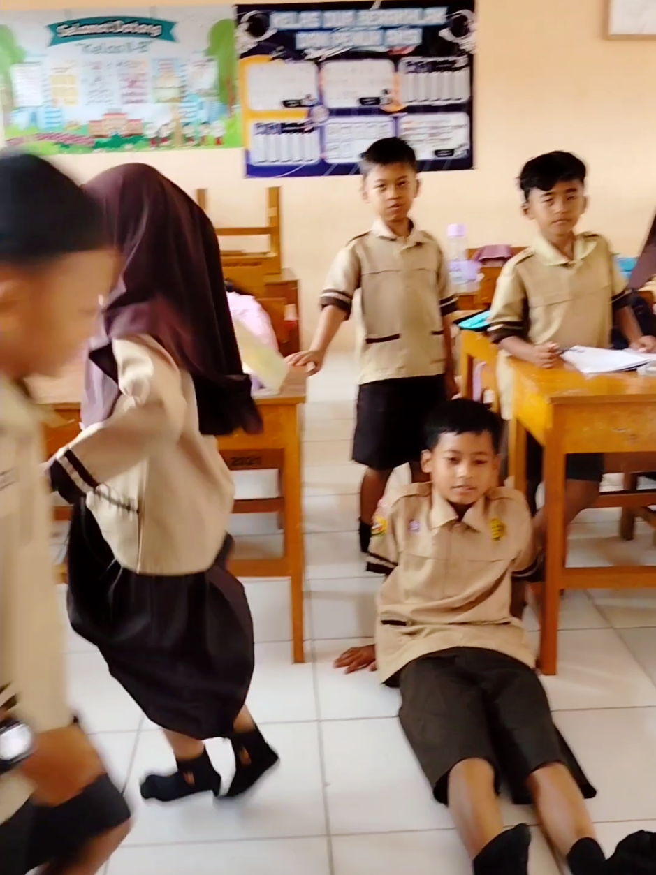 padahal ada gurunya loh ☹️ #CapCut #guru #gurusd #gurudanmurid #biarinajabiarin 