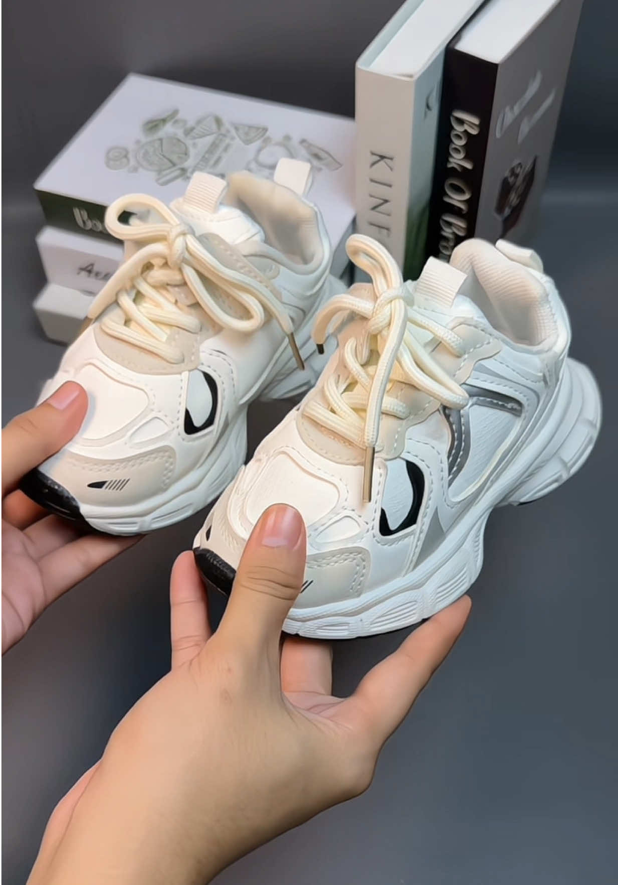 sepatu anak trendy bisa bgt buat olahraga bareng papa sm mama nya, mau couple  jg bisa 🥰 #sepatuanak #sepatuanakviral #sepatuanaktrendy #fypシ゚ #promogajian 