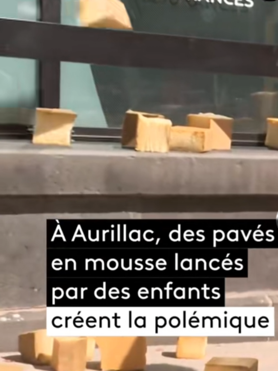 #Aurillac  #actualités  #manifestation  #enfants le 10 septembre à Aurillac des enfants lance des éponges sur la banque.. 