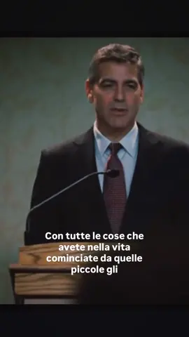 🎒 La vita è come uno zaino. Ogni cosa che portiamo con noi – ricordi, legami, paure, desideri – ha un peso. Più lo riempiamo, più diventa difficile avanzare. A volte serve fermarsi, aprirlo e chiedersi: cosa voglio davvero portare con me nel cammino? #ZainoDiVita #CamminoInteriore #PellegrinoDellAnima #TraLeNuvole #GeorgeClooney