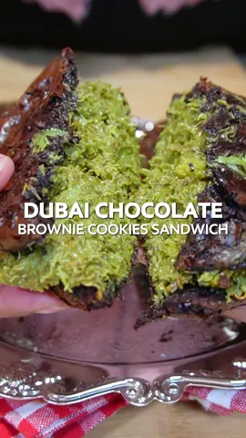 Dubai Chocolate Brownie Cookies Sandwich ini tuh nagih & ngga kalah enak sama Dubai Chocolate, menurutku kalian wajib recook minimal sekali (dijamin nagih!)😋✨ Full resepnya disini🧕🏻⬇️ BAHAN CHOCOLATE BROWNIE COOKIES: * Gula bubuk, 350 gr / 20 SDM * Cocoa powder, 65 gr / 4 SDM * Kopi bubuk, 1 SDM * Garam, ¼ SDT * Putih telur, 3 butir * Choco chips, 150gr * Selai pistachio (opsional)⁠ BAHAN ISIAN: - Kunafa, 150 gr - ⁠Selai pistachio, 200 gr
