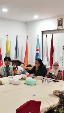 Haii  #sobatJDIH KPU Kota Jakarta Timur Melaksanakan Rapat penyusunan Laporan Hasil dan Dokumentasi Pemilu dan Pemilihan Tahun 2024 KPU Kota Jakarta Timur. Carlos Kartika Yudha Paath memimpin Rapat Penyusunan Laporan tersebut, yang dihadiri oleh Kasubbag Teknis Penyelenggaraan Pemilu dan Hukum Destri Natali Putranti beserta Staf, Jumat (12/9)  Adapun Rapat tersebut membahas penyusunan Laporan Kegiatan sub Bagian Teknis KPU Kota Jakarta Timur selama Pemilu dan Pemilihan Tahun 2024.  Terus Simak #sobatJDIH Media Sosial JDIH KPU Kota Jakarta Timur untuk informasi lainnya ya  Salam Integritas Divisi Teknis & Hukum  KPU Kota Jakarta Timur  #jdihkpu_ri #jdihkpudki #jdihkpujaktim 