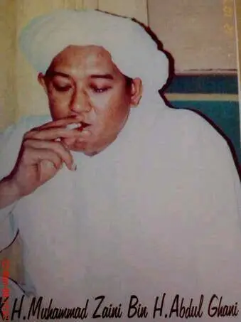 KH Zaini Abdul Ghoni atawa Abah Guru Sekumpul (Abah Guru Ijai), almaghfurlah, adalah sosok ulama yang disayangi umat Islam. Bukan hanya di Kalimantan Selatan, melainkan juga di seluruh tanah air kita. Setiap tahun digelar Haul Abah Guru Sekumpul, yang tahun ini telah berlangsung pekan lalu. Tentang sosok Abah Guru Sekumpul, yang dikenal karib dengan KH Abdurrahman Wahid (Gus Dur), merupakan tokoh besar pada zamannya. Emha Ainun Nadjib (Mbah Nun) bercerita tentang Abah Guru Sekumpul 