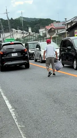 車乗っとる気分なんかな？ #おじいちゃん #新型クラウン #すり抜け #えぐい