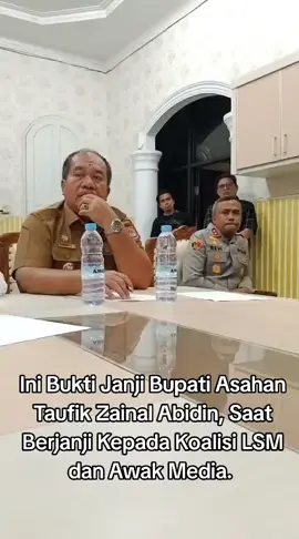 Aksi Ke III !! Koalisi LSM dan Awak Media Diduga Kakan Kemenag Lari Dan Bupati Asahan Menghindar,  Kantor Pemkab Kosong Seperti Kuburan  Kabupaten Asahan, Beritamerdekaonlinecom: Pada aksi unjuk rasa ke III dari Koalisi Wartawan dan LSM kembali mendatangi Kantor Kemenag Asahan menuntut janji Kakan Kemenang untuk berdialog, Namun kedatangan Koalisi hanya berjumpa dengan KTU Kantor Kemenag, Jumat (12/09/2025).  Koalisi wartawan LSM menuntut tanggung jawab atas pernyataan Kakan Kemenag yang mengatakan LSM dan Awak Media memeras. Ketidak hadiran Kakan Kemenag Kabupaten Asahan menurut Darwis KTU kantor Kemenag dikarenakan Kakan Kemenag lagi ada kegiatan di luar kota.  Masa aksi akan datang kembali untuk menuntut pernyataan Abdul Manan selaku Kakan Kemenag Asahan, Dalam Orasinya Dodi Antoni dan Alamsyah mengatakan apabila Kakan Kemenag Asahan tidak juga mau berdialog dengan Koalisi LSM dan Awak Media, mereka akan melaporkan ke kanwil  Kemenag di medan dan menuntut agar Kakan Kemenag Asahan di copot. Masa Koalisi berlanjut ke Kantor Bupati Asahan untuk menagih janji Taufik Zainal Abidin Siregar S Sos M Si Bupati Asahan yang akan menjembatani Koalisi LSM dan Awak Media untuk berdialog dengan Kakan Kemenag. Namun tidak ada satu orang pun di Kantor Pemerintah Kabupaten Asahan . 