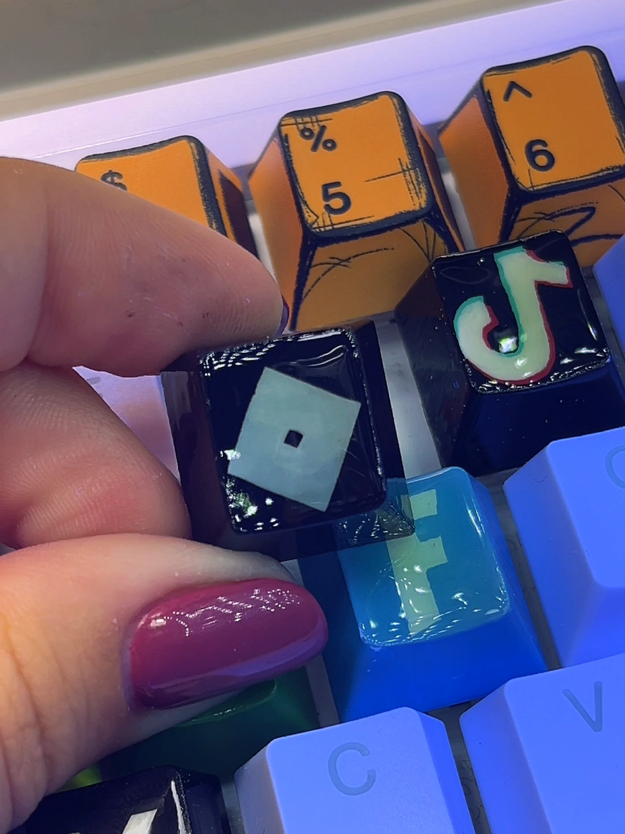 Ответ пользователю @jemmytorres22 Drawing R for Roblox Logo! But on my keyboard!@Roblox #keyboard #custom #drawings #keycaps #robloxfyp 