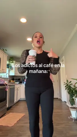 Los adictos al café en la mañana somos así ☕️😂 … yo no quiero agua, yo quiero café 🔥 @Starbucks   #cafecito #amantesdelcafe #coffeetiktok #parati #starbucks 