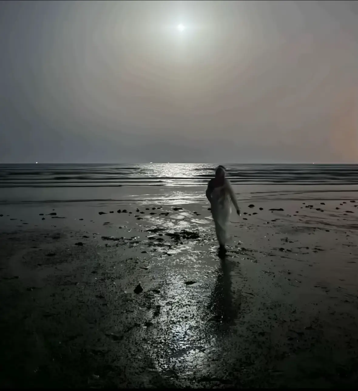 مدري وش اللي في غرامه بلاني .. راحت بي الذكرى مع أيام لقياه واليوم أشوفه لجل غيري رماني .. نسى عيونه اللي تعذب لدنياه والله مادري والمصيبه حناني .. قلب يحبه عزم اليوم فرقاه أبيه يذكر وش خذا من زماني .. ضحيت من شانه أدور على رضاه واليوم كانه عقب هجره نساني .. عز اللّٰه أني قلتها اليوم بنساه لاصوره تبقى ولاله مكاني .. بنسى عيونه اللي له المر ذقناه