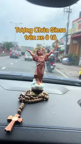 Tượng Chúa Giesu trên xe ô tô #chuagiesu #beconivietnam #beconi #quatangconggiao 