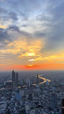 Sunset with me at King Power Mahanakhon  📍 Bangkok, Thailand 🇹🇭  #kingpowermahanakhon #bangkok #thailand #sunset #fyp 
