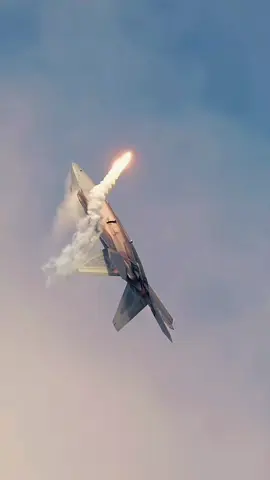 Martin/Boeing F-22 Raptor) เป็นเครื่องบินเจ็ทขับไล่ที่มีแผนจะนำมาใช้ปฏิบัติการครองอากาศทดแทนเครื่องบินเอฟ-15 เดือนตุลาคม พ.ศ. 2528 กองทัพอากาศสหรัฐอเมริกาได้กำหนดความต้องการเครื่องบินขับไล่ยุทธวิธีขั้นก้าวหน้า (Advanced Tactical Fighter) ต่อมาเมื่อเดือนตุลาคม พ.ศ 2529 จึงได้คัดเลือกเครื่องบินต้นแบบจากสองกลุ่มบริษัทได้แก่ กลุ่มเจนเนอรัล ไดนามิกส์/ล็อกฮีด/โบอิง (เจเนอรัล ไดนามิกส์ ควบรวมกับล็อกฮีดในภายหลัง) ที่สร้างเครื่องต้นแบบวายเอฟ-22 กับกลุ่มแมคดอนเนลล์ ดักลาส/นอร์ทธอป ที่สร้างเครื่องต้นแบบวายเอฟ-23เพื่อดำเนินการสาธิตและรับรองเครื่องต้นแบบ วันที่ 23 เมษายน พ.ศ. 2534 กองทัพอากาศสหรัฐฯตัดสินใจเลือกเครื่องต้นแบบวายเอฟ-22 ในการดำเนินการ #thailand🇹🇭 #ฟีดดดシ #fyp #f22raptor🇺🇸 #fyppppppppppppppppppppppp 
