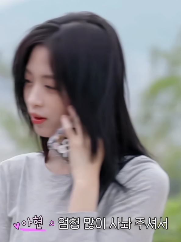 Ahyeon is talking on the phone with her father. The sweet and soft-spoken nature we’ve always seen in her clearly comes from her parents. The Jung family<3 #ahyeon #아현 #babymonster #viral #fyp 
