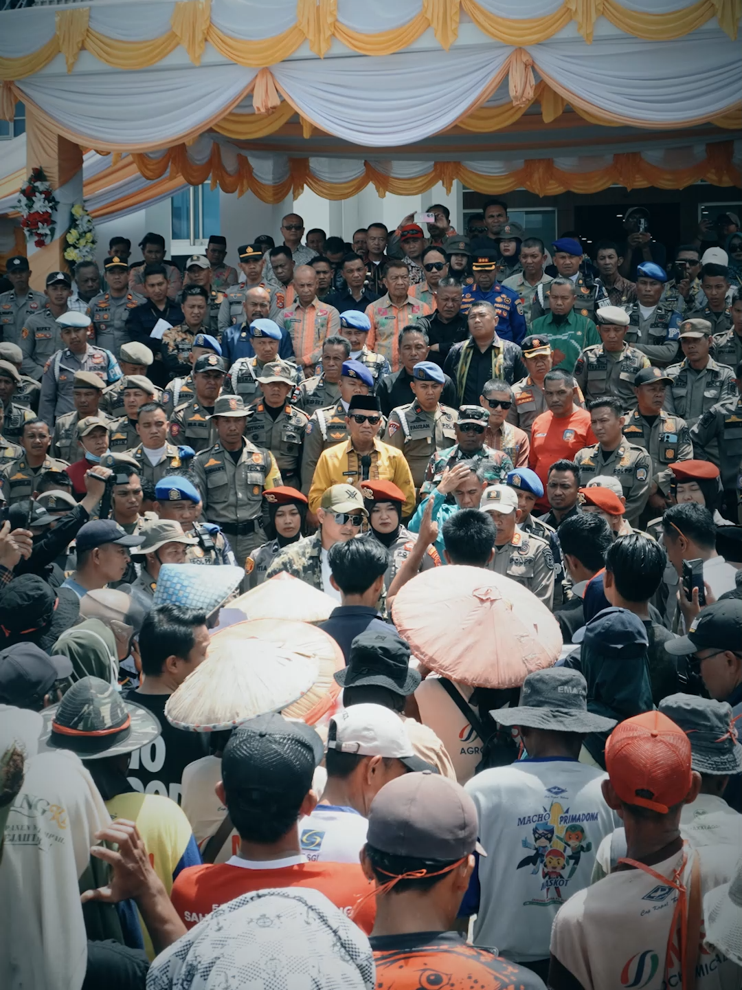 Bupati Konawe Selatan, turun langsung bertatap muka dengan para pendemo #respect #irhamkalenggo #konaweselatan #sulawesitenggara