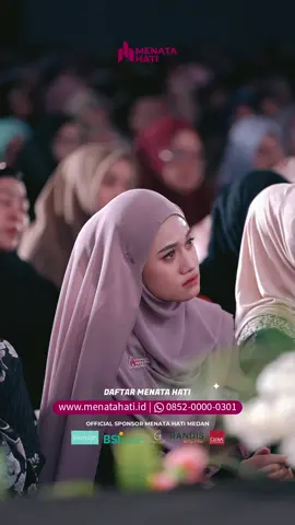 Kadang hati gampang rapuh, lisan suka menyakiti, pikiran pun sering kebawa negatif, tapi dzikir bikin semuanya terasa ringan. ✨ Saat nama Allah terus dilafazkan, lisan jadi terjaga, pikiran dipenuhi prasangka baik, nggak sinis, nggak pesimis, dan jauh dari kebiasaan memvonis. Yang keluar cuma satu, Allah🥹🫶🏻 Dan dari situlah hati kita menemukan ketenangan. Yuk hadir di Menata Hati, bareng-bareng kita belajar menjaga lisan, menenangkan hati, dan mendekat pada-Nya🥰 ___________________________ JADWAL EVENT MENATA HATI SELANJUTNYA :   Medan = 14 September  Makassar = 21 September  Bandung = 12 Oktober  Umroh Menata Hati = 18 Oktober Jakarta = 02 November Denpasar = 09 November  Daftar yuk!  Klik link di bio yaaa😉 #menatahati #ahilmanfauzi #ustadzhilmanfauzi #menatahatimedan #menatahatimalang #menatahatiserang #menatahatipalembang #menatahatipekanbaru #umrohbarengmenatahati 