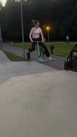 Чето меня долго не было в тиктоке 😌 вот и 2 випа, как просили в комментах :) #scooter #scootergirl #самокат #скейтпарк #самокатер 