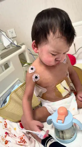 Mấy nay điện thoại mẹ con hỏng nên không quay được video 