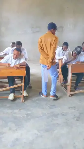 La tricherie😂#l'ecole#situationdrole #comedyvideo #examen #pourtoipage 