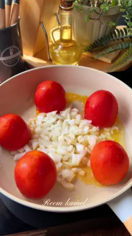 شكشوكة البيض السريعة… فطور يفتح النفس من أول لقمة !🍅 المكونات - طماطم  - بصل - جبنه موتزريلا  - بيض - ملح  - فلفل اسود  . . . ‏#reemkamel  #شكشوكة #بيض #وصفات #بيض_بالطماطم        ‎              ⁩⁩