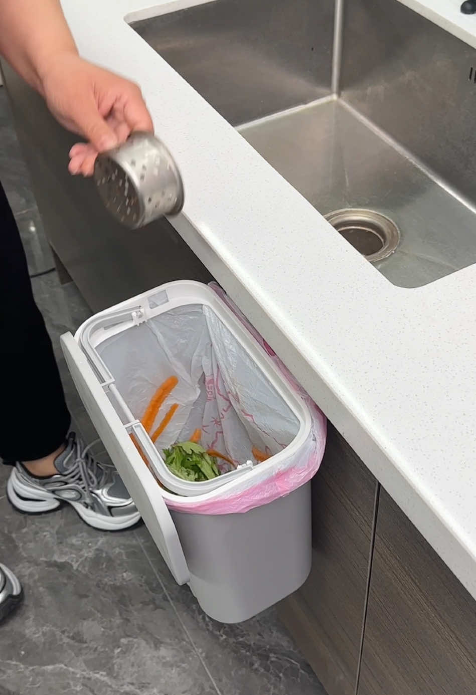 Thùng đựng rác treo cánh tủ bếp tiện lợi dễ dàng di chuyển nhỏ gọn #dogiadung #cuahangtienloi247 #giadunggiare #xh #thungdungracthongminh 
