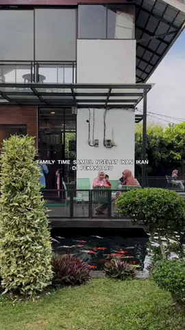 Menghabiskan waktu sore di Rumah flamboyan bareng orang tercinta selalu terasa menyenangkan ya #coffeeshoppekanbaru #pekanbaru 