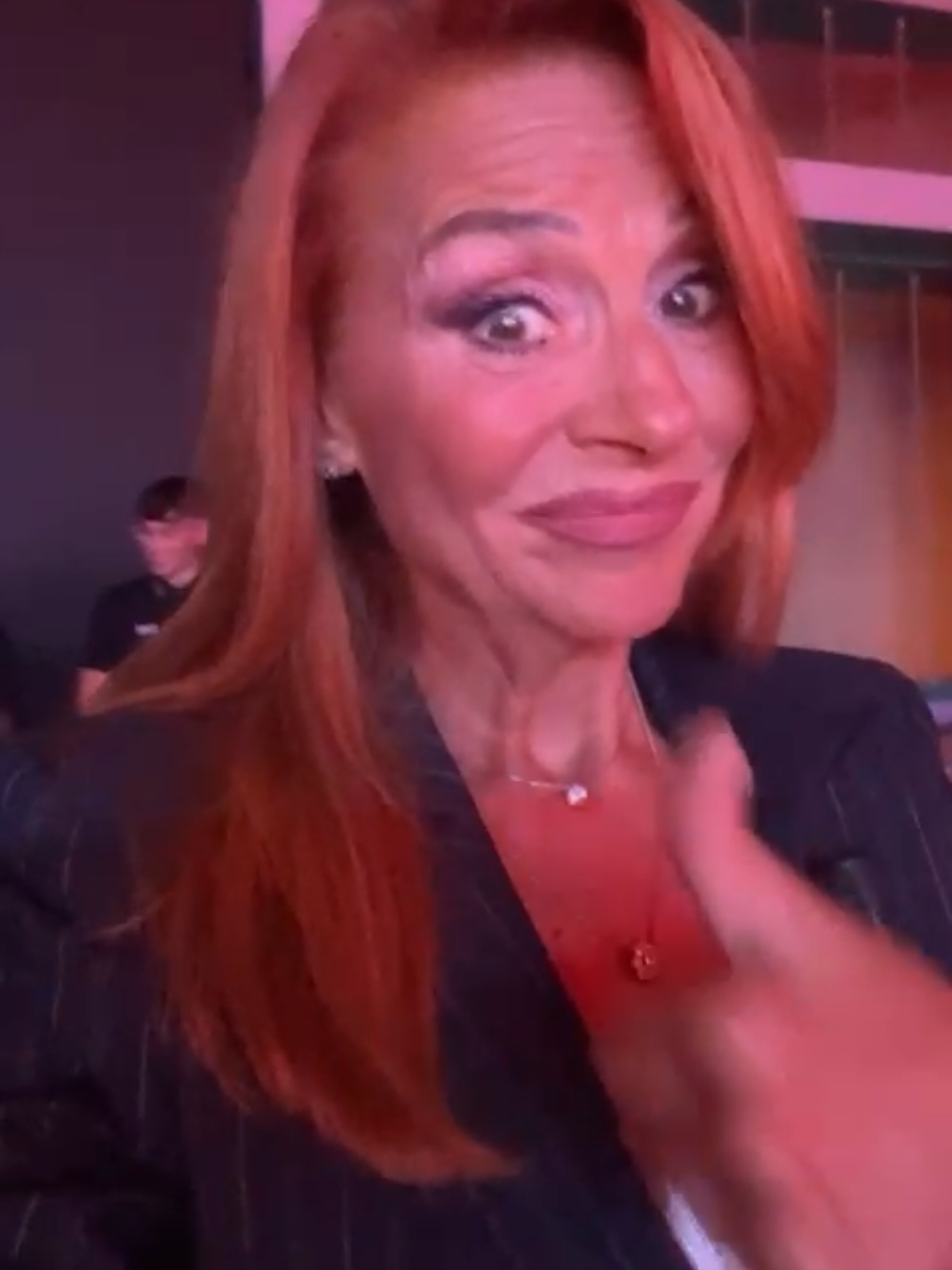 Domani sarò ospite della mia carissima amica Monica e per l'occasione indosserò questo splendido completo firmato Giorgio Armani 👗. Un tailleur gessato degli anni 80/90 che incarna perfettamente lo stile senza tempo del grande maestro 💙 L'eleganza di Armani non conosce età, è un'ispirazione costante. Sono così felice di andare da Monica, perché con lei mi sento sempre a casa, in compagnia di un'amica vera e preziosa 😊