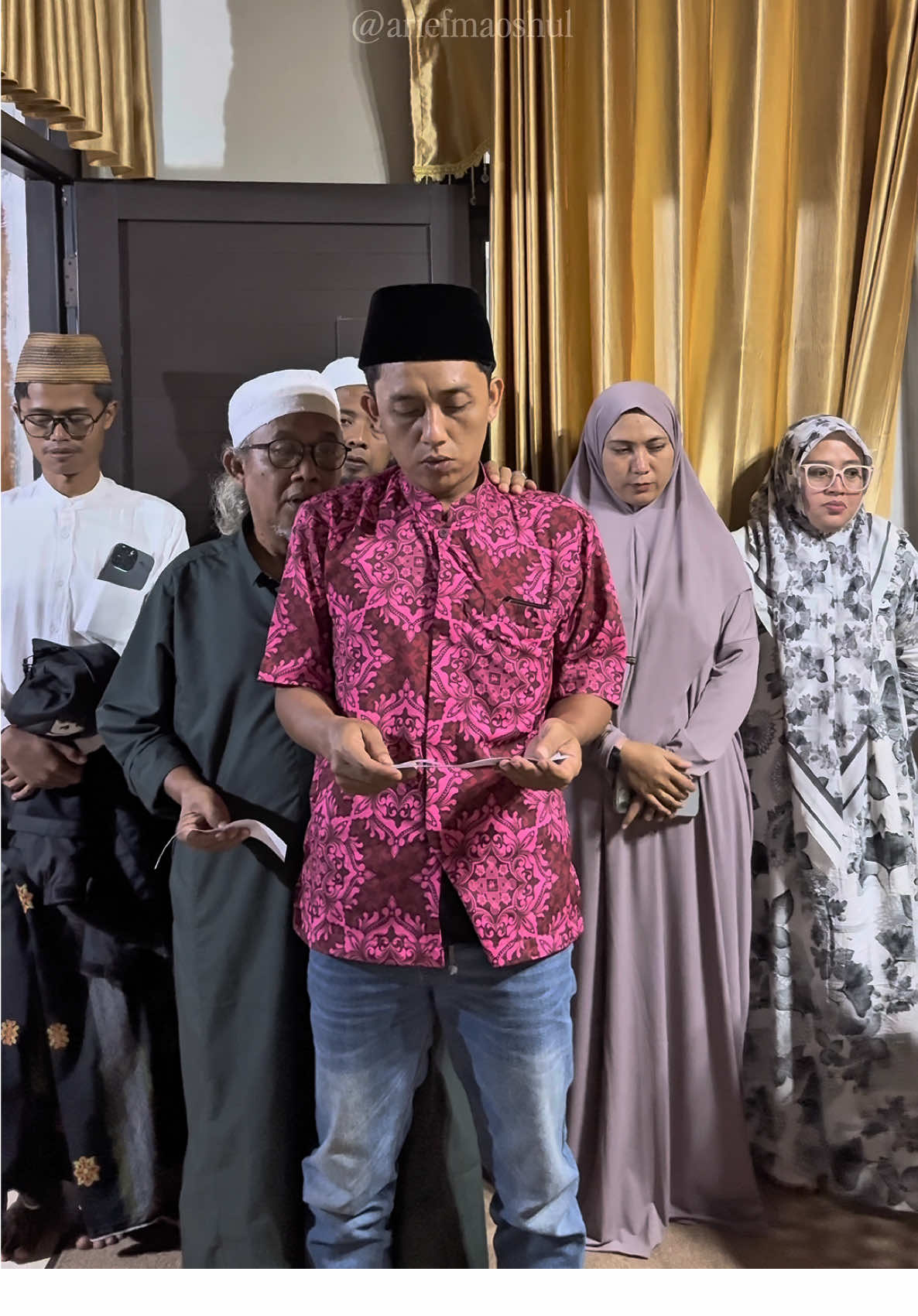 Mengantar keberangkatan Kakanda H. Rafsanjani Maulani Affandy menuju Tanah Suci untuk menunaikan ibadah umrah. Semoga Allah SWT melimpahkan keberkahan dan kemudahan dalam setiap langkah ibadahnya. اللّهُمّ يسِّرْ له عُمرَتَه، وتقبّلْها منه، وبلِّغْه سَلامًا إلى نبيّك مُحمّدٍ صلى الله عليه وسلم، واجعلها عُمرَةً مبرورةً وسَعْيًا مشكورًا وذنبًا مغفورًا Ya Allah, mudahkanlah umrahnya, terimalah ibadahnya, sampaikan salamnya kepada Nabi-Mu Muhammad SAW, dan jadikanlah umrahnya sebagai umrah yang mabrur, sa’i yang disyukuri, serta dosa yang diampuni. Semoga pulang dengan hati yang bersih dan membawa keberkahan untuk kita semua. Aamiin. Tag: #ariefmaoshul #ariefmaoshulaffandy 